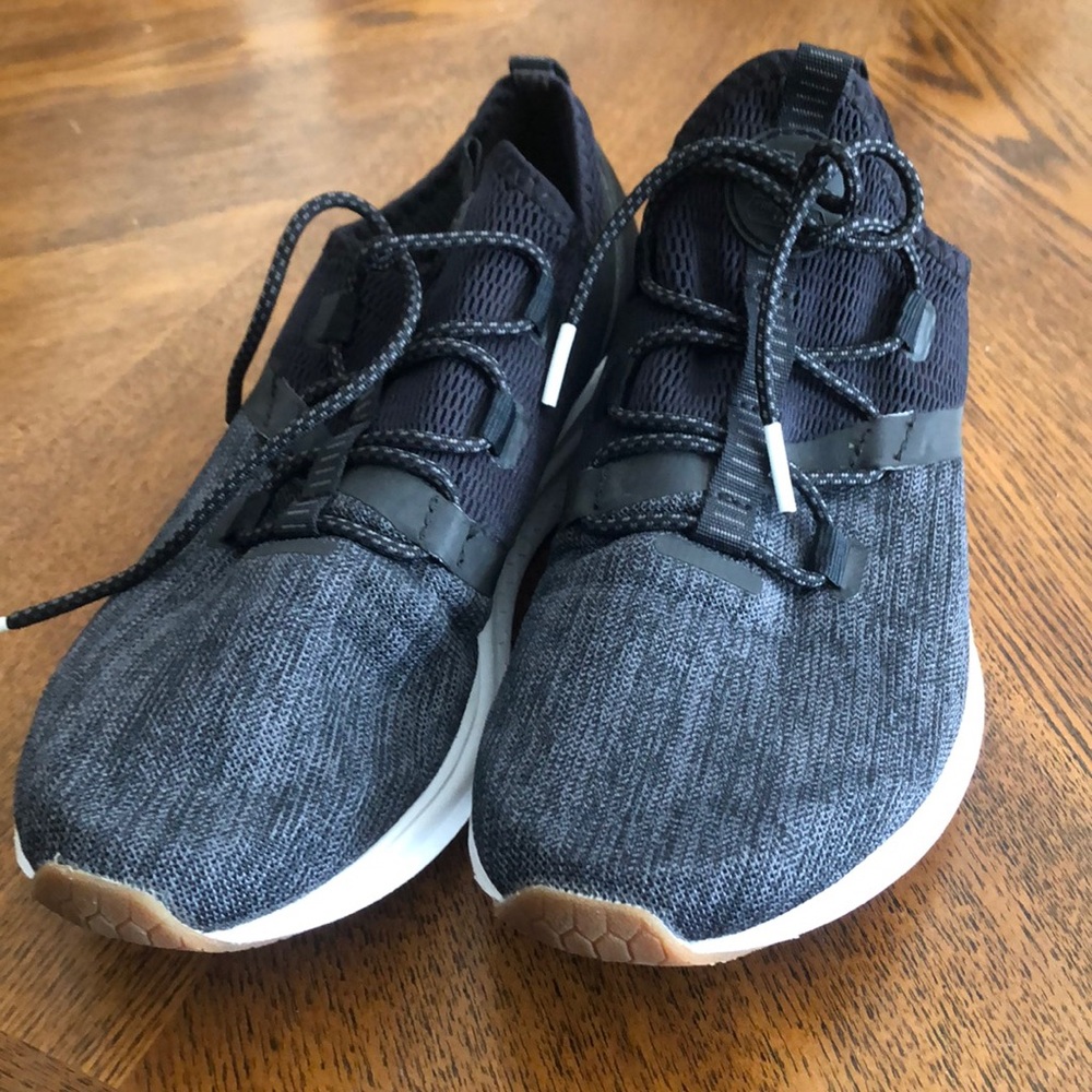 Men’s tennis shoes